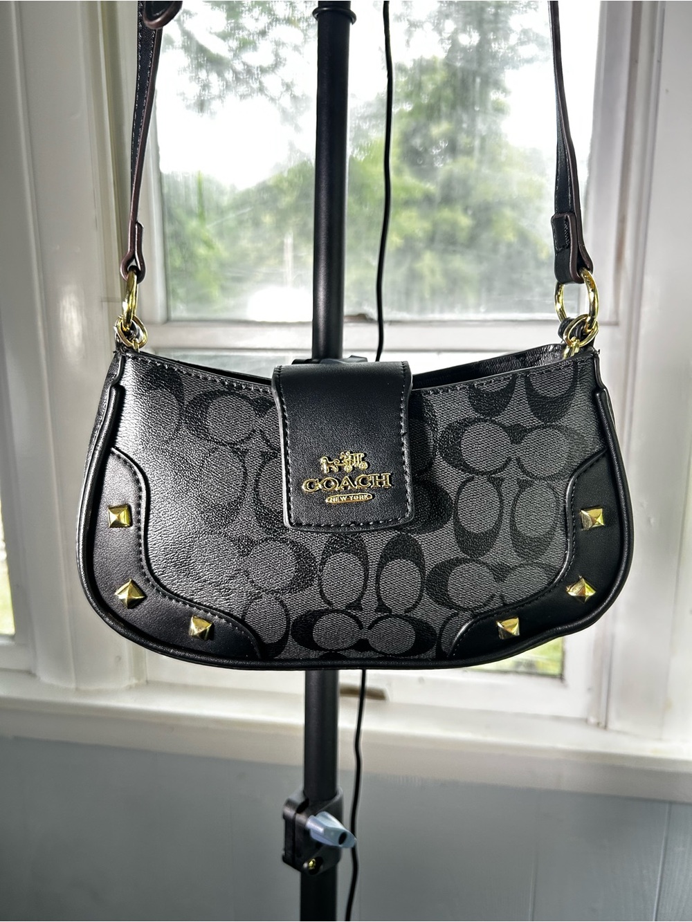 Coach vintage style Black Signature leather Shoulder Bag with Gold Studs
